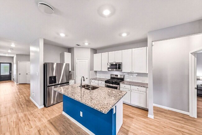 Building Photo - NO CARPET! Up to 1 Month Free Rent with 18-24 Month Lease! No Security Deposit Programs Available.