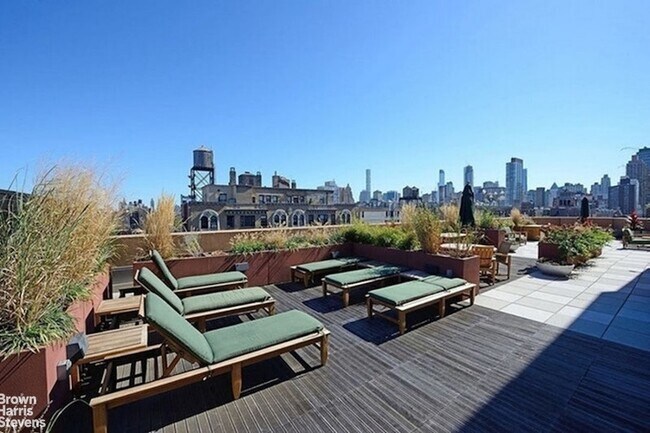 Building Photo - 169 W 76th St
