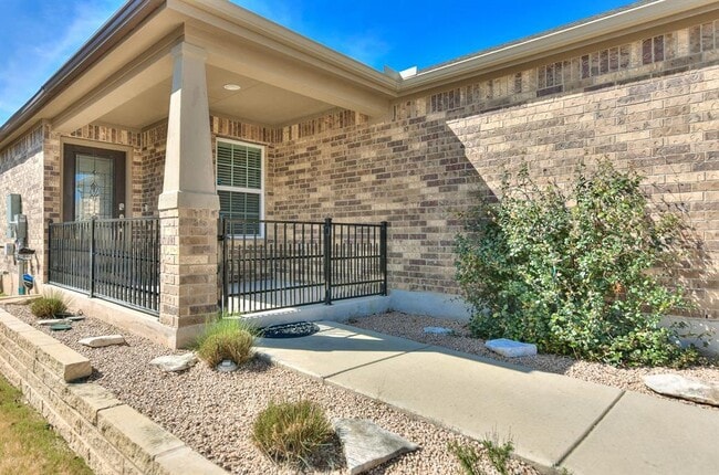 Building Photo - 220 Comal Ln