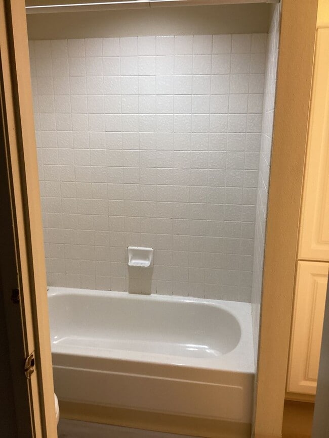 Building Photo - ONLY $1,350.00 PER MONTH - DON'T MISS OUT ON THIS CUTE GROUND FLOOR -2 BEDROOM/1BATH CONDO IN GAT...