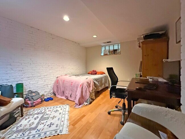 Building Photo - 95 Gainsborough St