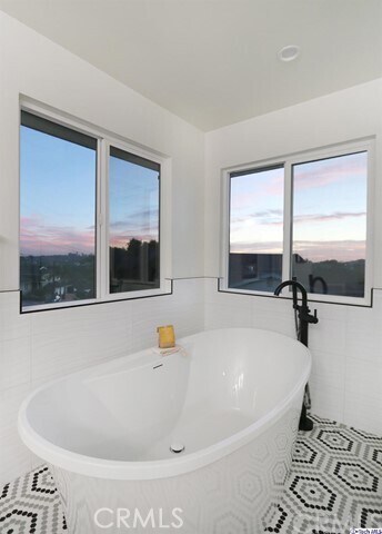 Building Photo - 4765 Round Top Dr