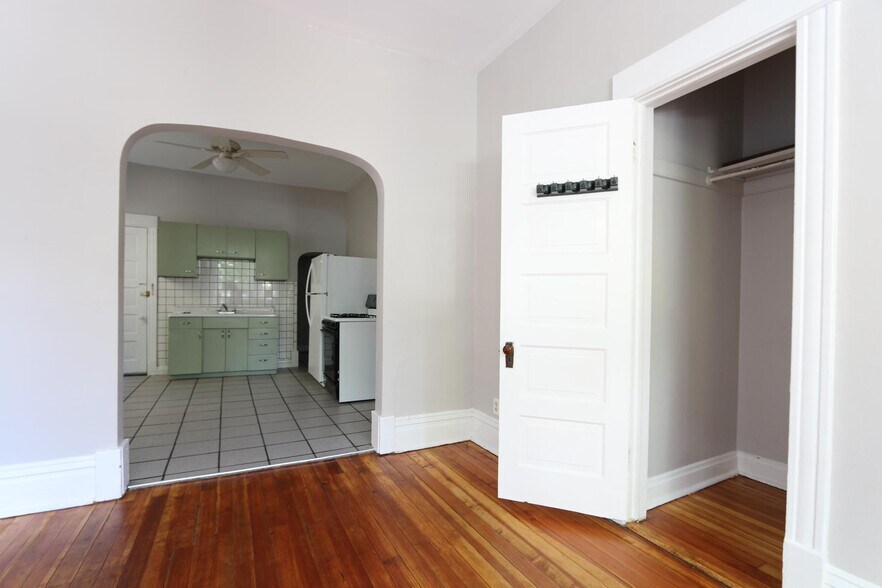 Building Photo - 2440 S Oakley Ave