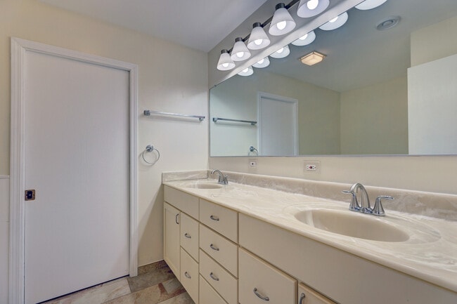 Building Photo - 547 Eichler Dr