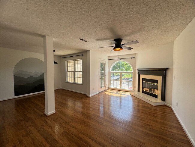Building Photo - 2BR 2BA Condo beside Greenway