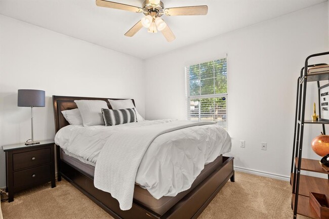 Building Photo - 7000 Villita Avenida