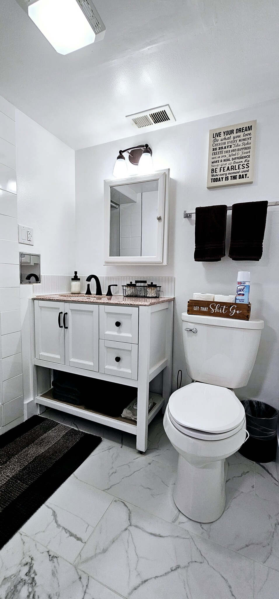 Attached bathroom - 1168 Herbert Ave