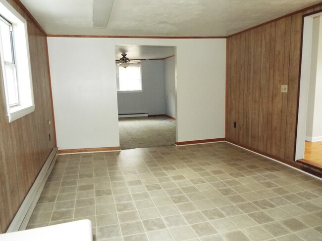 Building Photo - Spacious 2 bedroom 1 bath Loft above Real ...