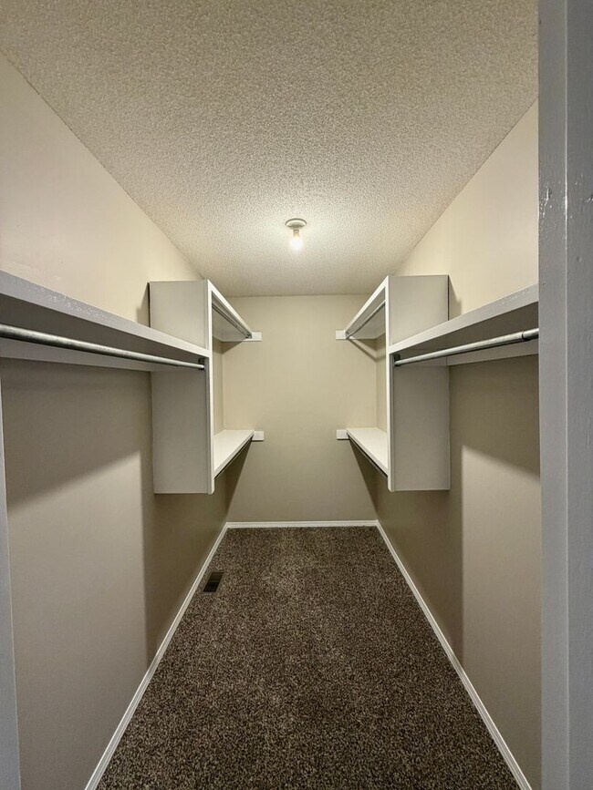 Building Photo - Andover Twin Home!