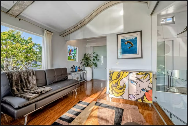 Building Photo - Beautiful Furnished Home 2 Blocks from the...