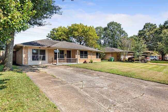 Building Photo - 2106 Stonecrest Dr