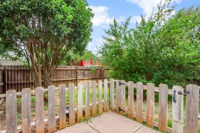 Building Photo - "Spacious 6-Bedroom Haven with 4 Full Baths and Hot Tub!"