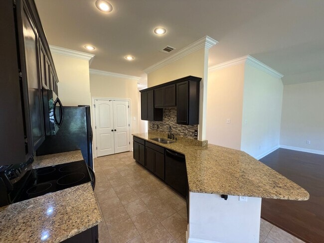 Building Photo - 3-Bedroom Home with Central AC, Gas Fireplace & Spacious Backyard