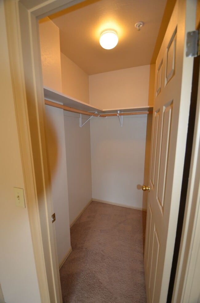 Building Photo - Unfurnished 2 Bed 2 Bath Condo-HEAT INCLUDED!