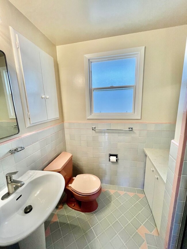 Building Photo - GORGEOUS, BEAUTIFULLY MAINTAINED 3 BED/2 B...