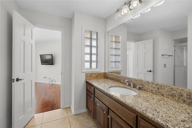 Building Photo - 9 W Augusta Ct