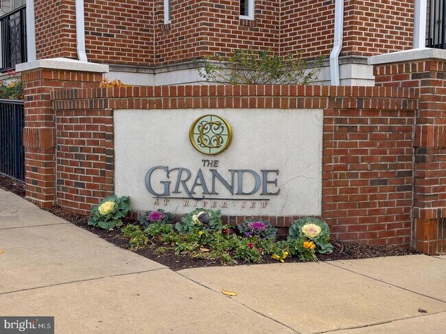 Building Photo - 300 W Elm St