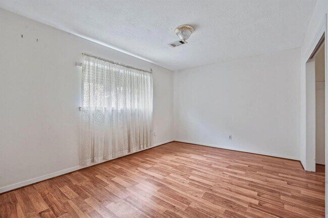 Building Photo - 1124 Helen Dr
