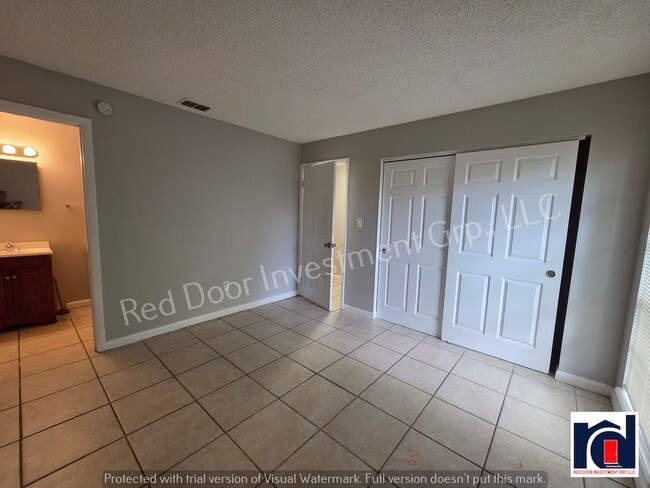 Building Photo - Spacious 2/2 quadplex
