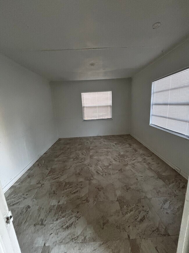 Building Photo - 1142 Landmark Ln