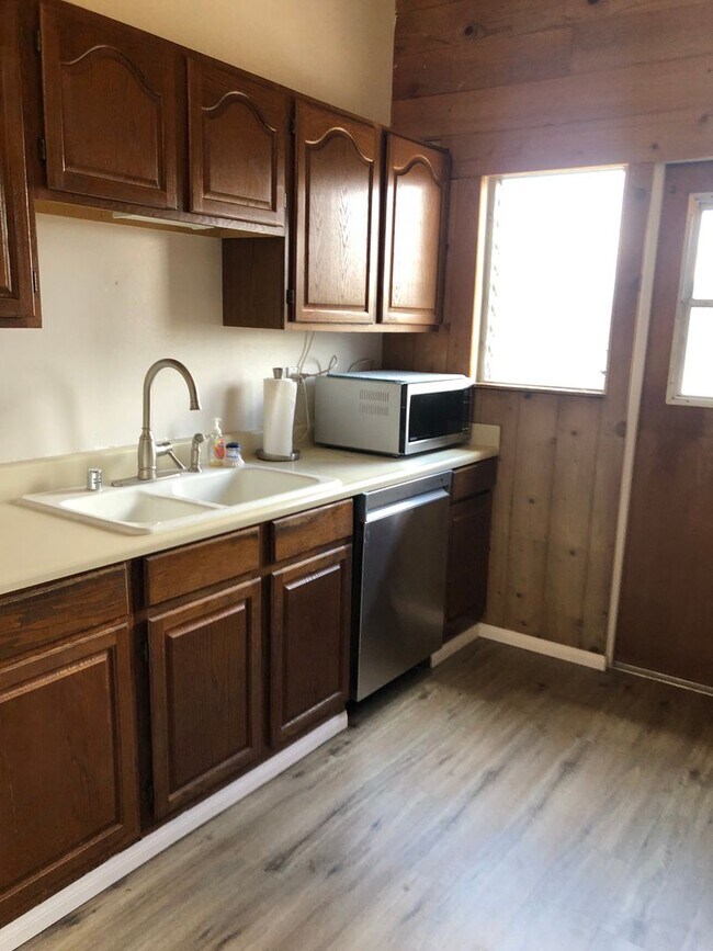 Building Photo - Spacious Single Story 4 bed 2 bath home in Serra Mesa w/2 car garage