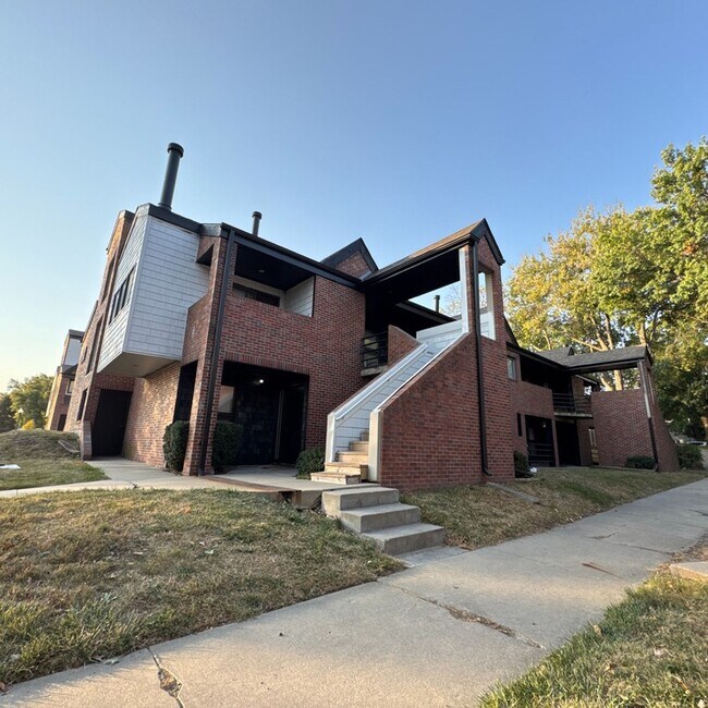 Building Photo - Unique two bedroom 1 1/2 bath with additio...