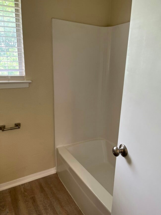 Building Photo - 817 Betsy Ross Dr
