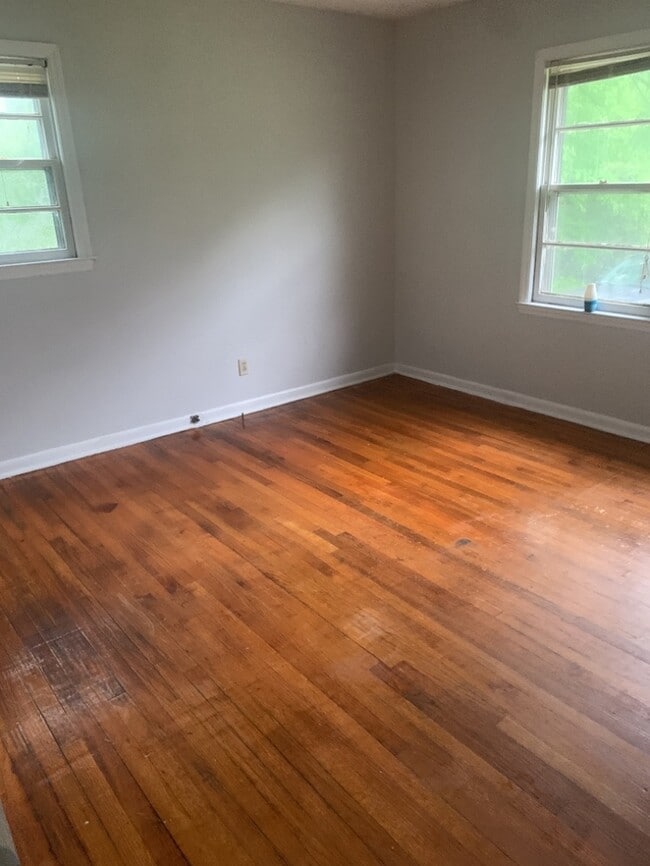 Building Photo - 2 Bedroom 1 bathroom