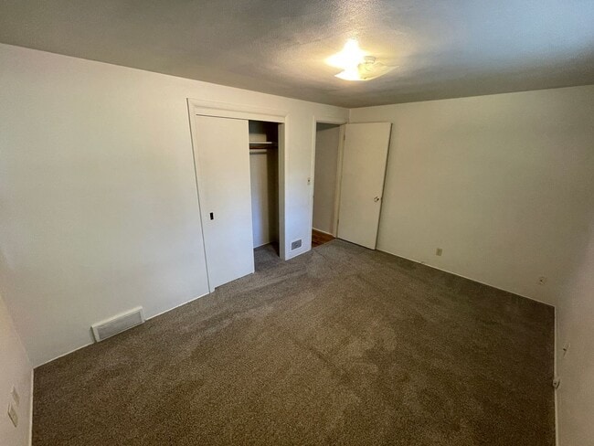 Building Photo - Fantastic SE Salem location!