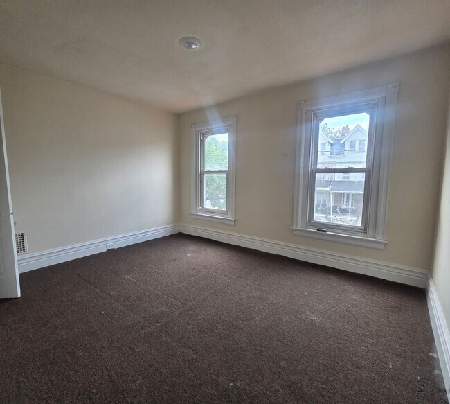 Building Photo - 5 Bedroom House For Rent