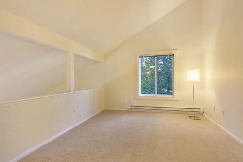Building Photo - 2 bedroom in Bellevue WA 98007