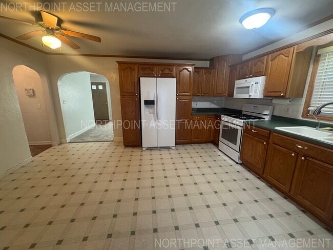 Building Photo - Cozy 2-Bed, 1-Bath with Central Air, Heat ...