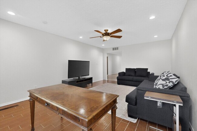 Building Photo - 9735 Village Green Dr NE