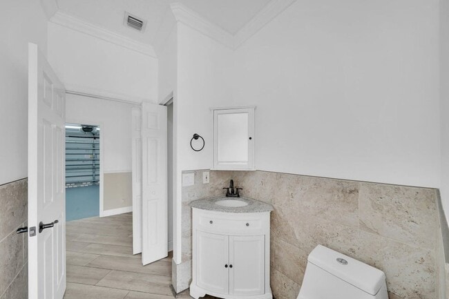 Building Photo - 5878 Bay Hill Cir