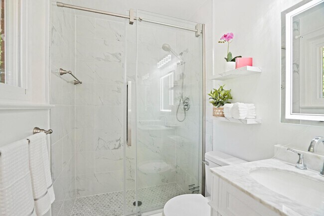 Building Photo - 6607 Lone Oak Dr