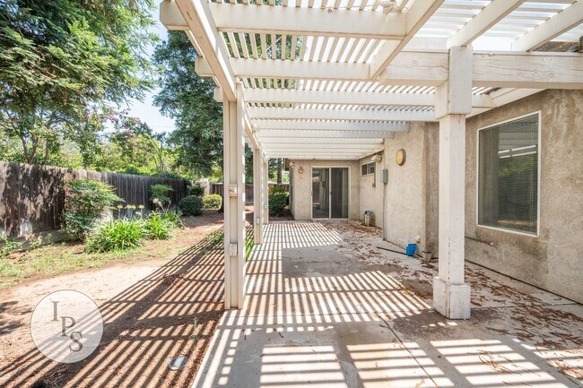 Building Photo - Fresno NorthEast Home, 3BR/2BA, Built 1989 – Across the street from Maple Creek Elementary!