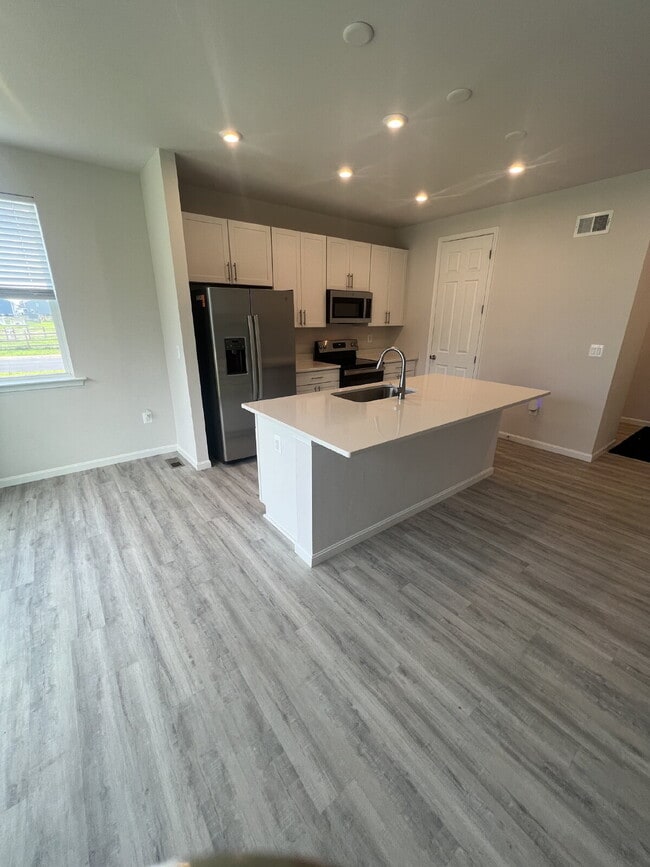 Building Photo - Spacious 3-Bedroom Rental in Sought-After ...