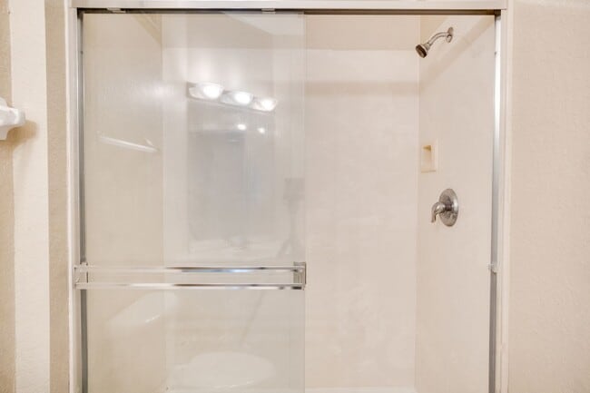 Building Photo - Cute 3/2 Condo in Horizons at Vista Lakes (Gated) with Updated Flooring and Front Parking Space