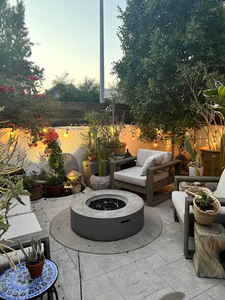 Building Photo - 1126 N Hoover St