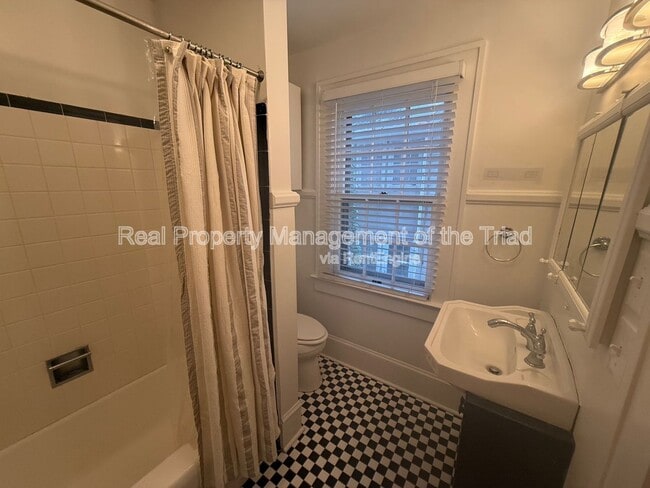 Building Photo - 513 S Hawthorne Rd