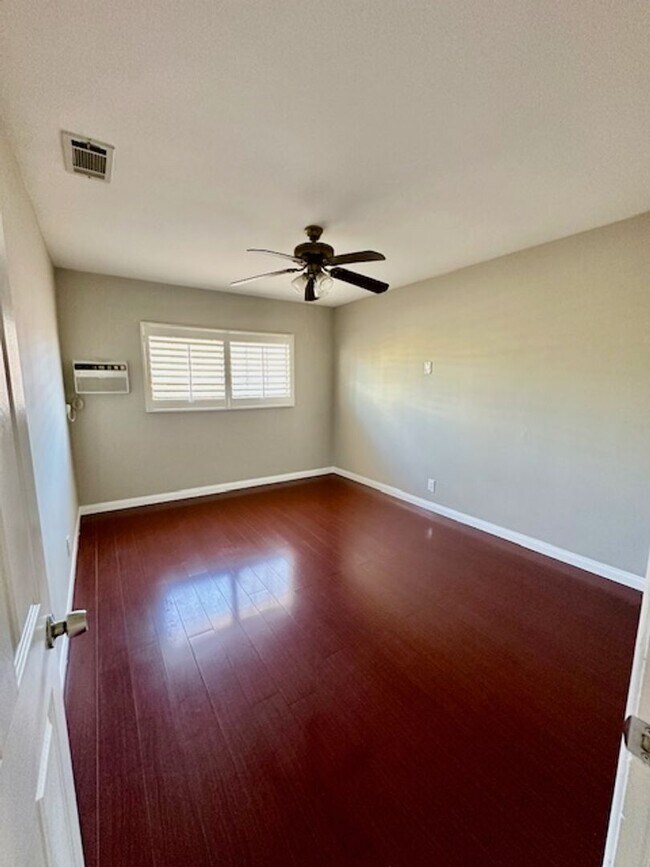 Building Photo - Oxnard ( M )