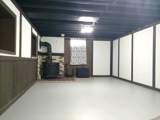 Building Photo - Charming 4 Bed / 1 Bath Ranch – Now Available!