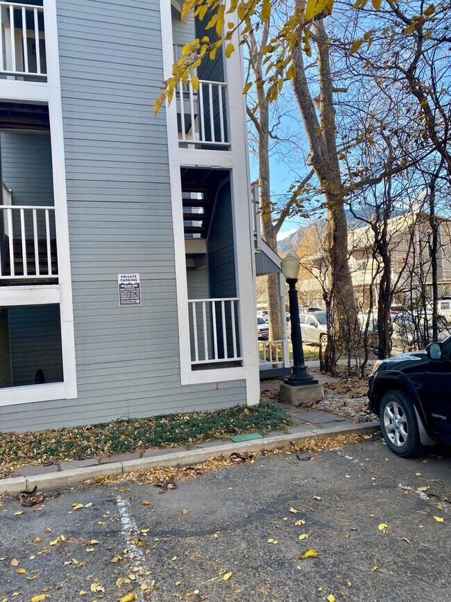 Building Photo - Sunny, Cozy 1 Bedroom Condo - Available for Move-in Now!