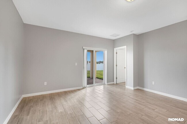 Building Photo - Spacious 5BR House in Fort Pierce, minutes...