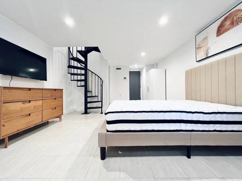 Building Photo - Furnished room/NOT APARTMENT