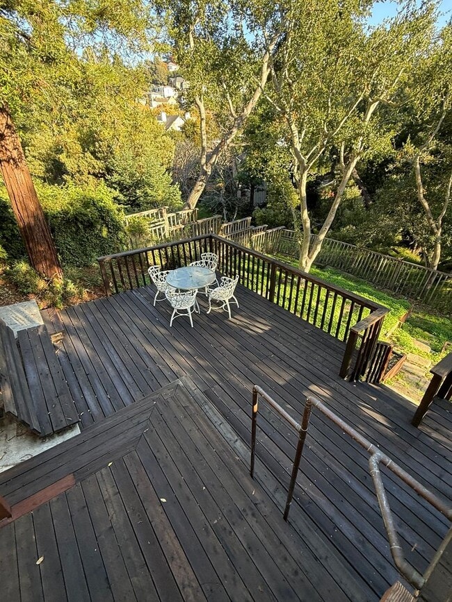 Building Photo - Great 2 Bedroom Rental Home in Crocker Highland District