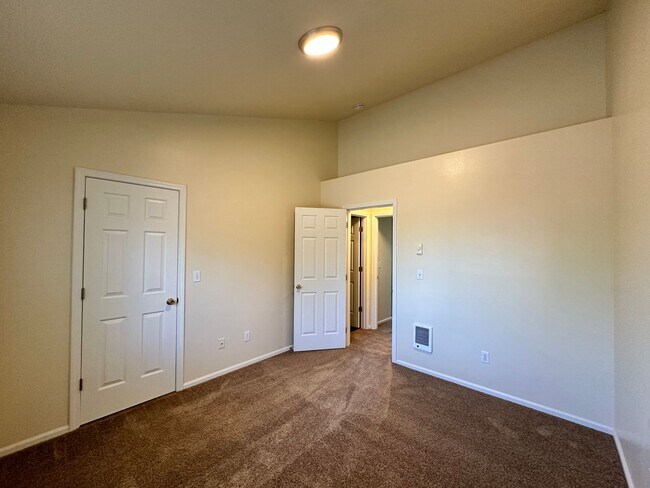 Building Photo - 2607 S Cloverleaf Loop