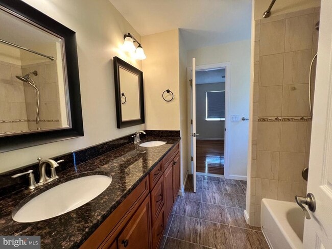 Building Photo - 80 Sayre Dr