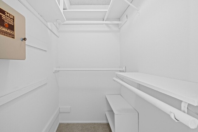 Building Photo - Top-Floor 1-Bedroom Condo with Vaulted Ceilings and Private Balcony