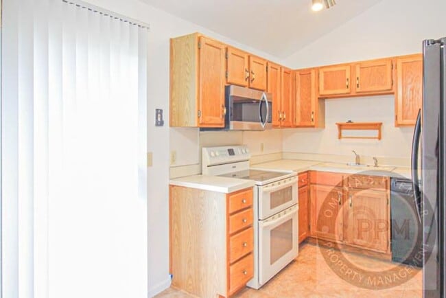 Building Photo - Spacious 3 Bedroom / 3 Bathroom Home!